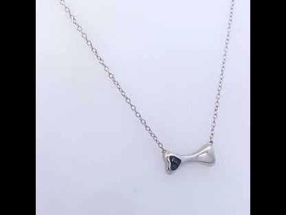 Rotating video showing the jewelry item