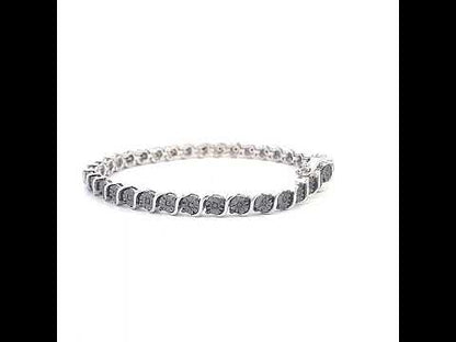 Rotating video showing the jewelry item