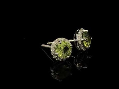 Rotating video showing the jewelry item