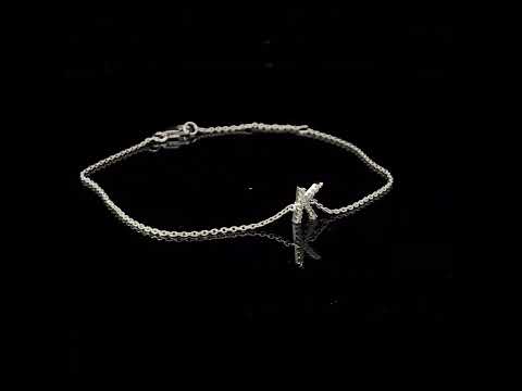 Rotating video showing the jewelry item