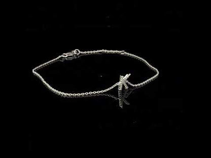 Rotating video showing the jewelry item
