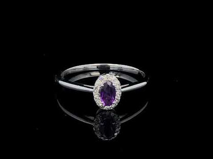 Rotating video showing the jewelry item