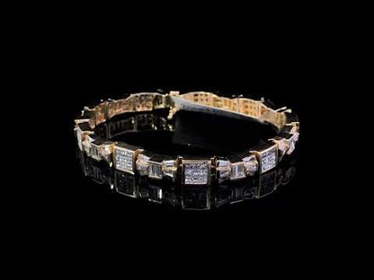 Rotating video showing the jewelry item