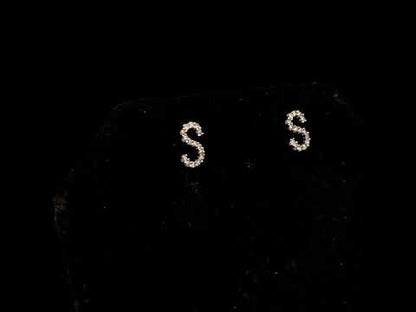 Rotating video showing the jewelry item