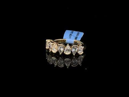 Rotating video showing the jewelry item