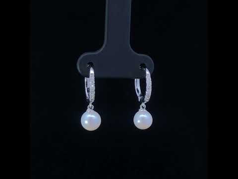 Rotating video showing the jewelry item