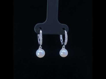 Rotating video showing the jewelry item