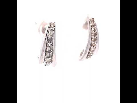 Rotating video showing the jewelry item