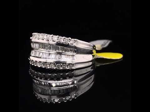 Rotating video showing the jewelry item