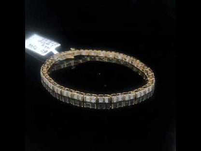 Rotating video showing the jewelry item