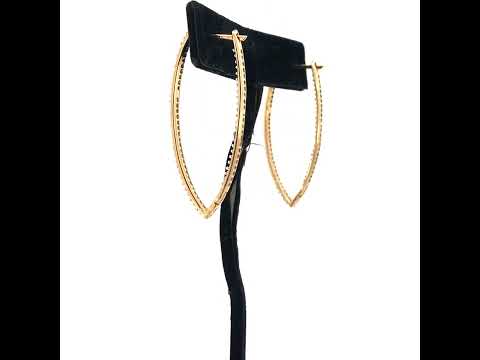 Rotating video showing the jewelry item