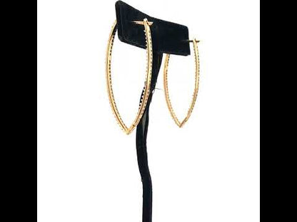 Rotating video showing the jewelry item