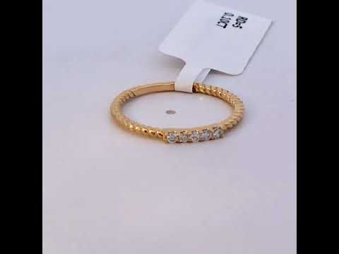 Rotating video showing the jewelry item