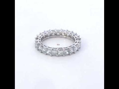 Rotating video showing the jewelry item