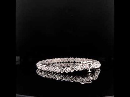 Rotating video showing the jewelry item