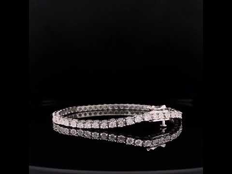 Rotating video showing the jewelry item