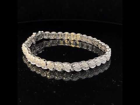 Rotating video showing the jewelry item