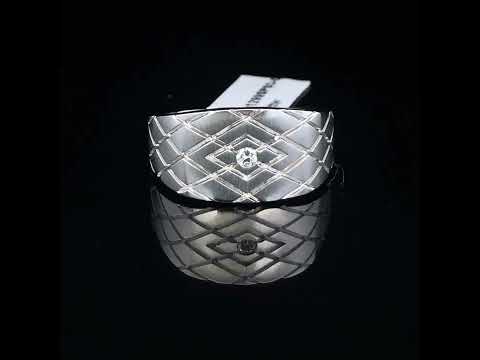 Rotating video showing the jewelry item