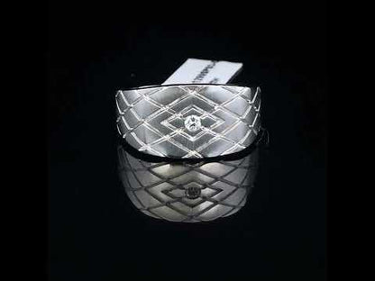 Rotating video showing the jewelry item