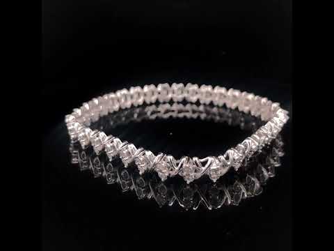 Rotating video showing the jewelry item