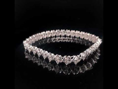 Rotating video showing the jewelry item