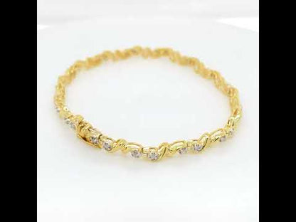 Rotating video showing the jewelry item