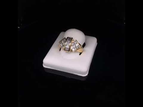 Rotating video showing the jewelry item