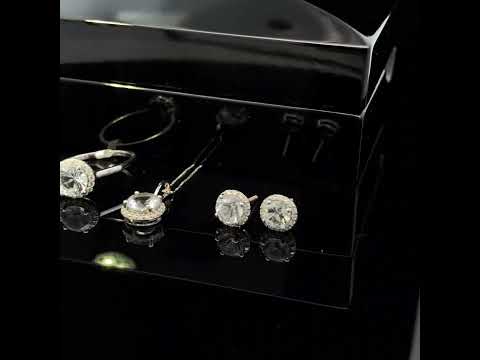 Rotating video showing the jewelry item