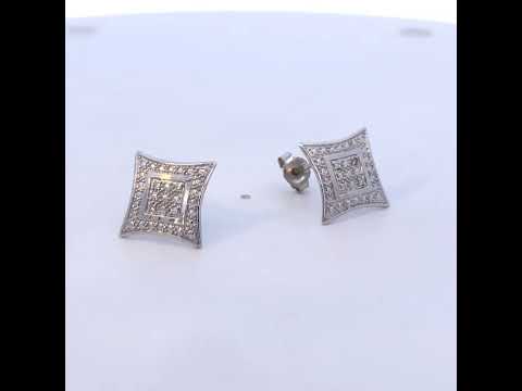 Rotating video showing the jewelry item