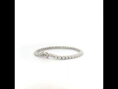 Rotating video showing the jewelry item