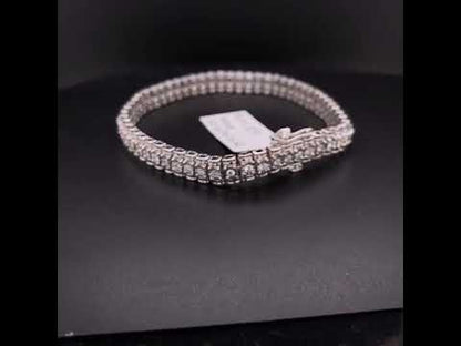 Rotating video showing the jewelry item