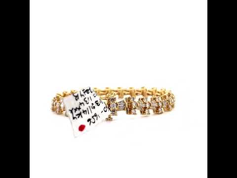 Rotating video showing the jewelry item