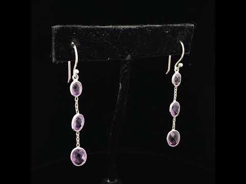 Rotating video showing the jewelry item