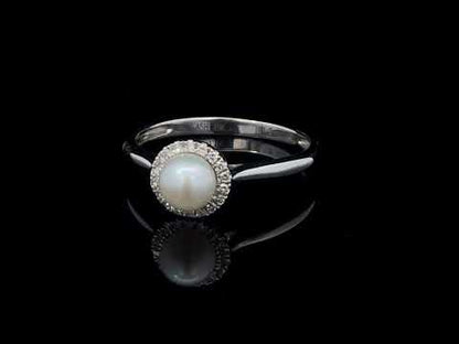 Rotating video showing the jewelry item