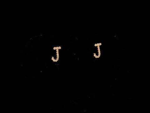 Rotating video showing the jewelry item