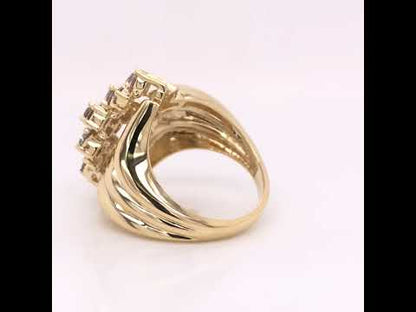 Rotating video showing the jewelry item