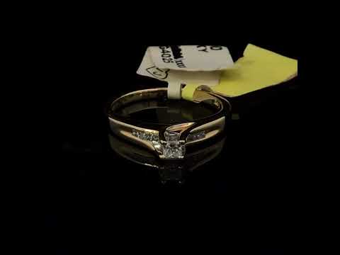 Rotating video showing the jewelry item