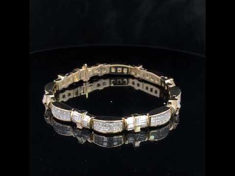 Rotating video showing the jewelry item