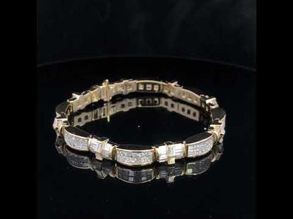 Rotating video showing the jewelry item