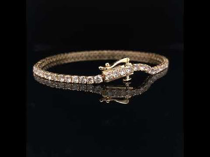 Rotating video showing the jewelry item