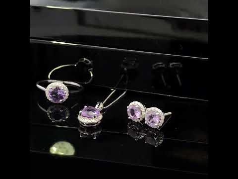 Rotating video showing the jewelry item