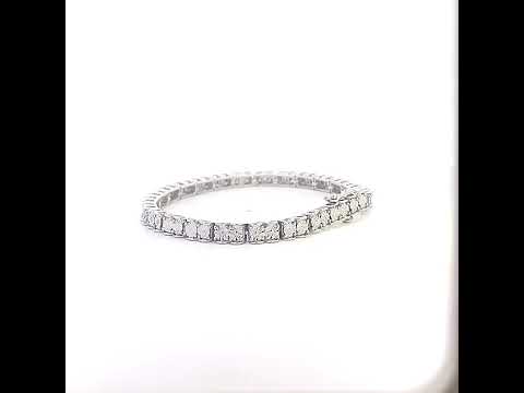 Rotating video showing the jewelry item