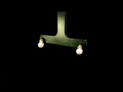 Rotating video showing the jewelry item