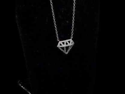 Rotating video showing the jewelry item