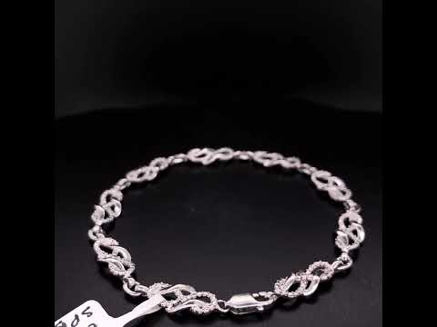 Rotating video showing the jewelry item