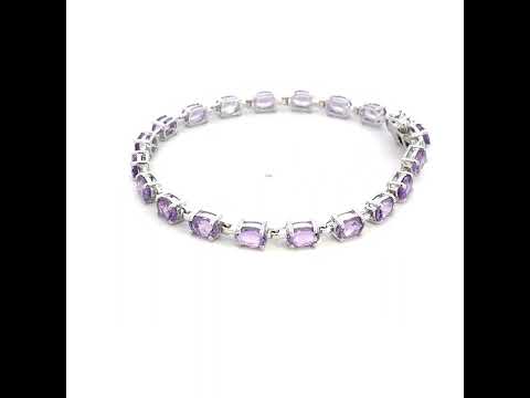 Rotating video showing the jewelry item