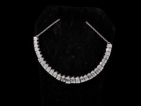 Rotating video showing the jewelry item