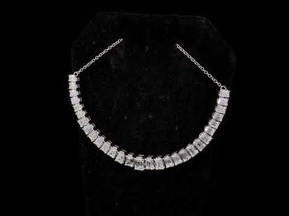 Rotating video showing the jewelry item
