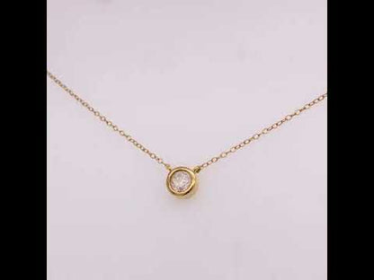 Rotating video showing the jewelry item