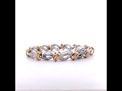 Rotating video showing the jewelry item